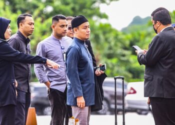 AZMAN Syah Alias tiba di Mahkamah Klang bagi menghadapi pertuduhannya di Klang, Selangor, hari ini. - FOTO / AFIQ RAZALI