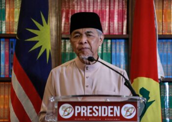 Ahmad Zahid Hamidi memberikan amanat sempena Sambutan Ulang Tahun UMNO ke-77 di Surau Ar-Rahman Pusat Dagangan Dunia Kuala Lumpur, Kuala Lumpur. - UTUSAN/AFIQ RAZALI