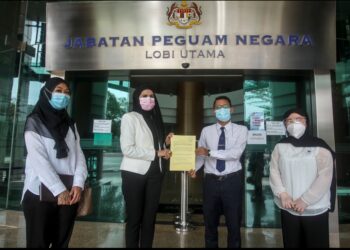 PRESIDEN Helping Shoulder, Lila Ruzaini (dua kiri) menyerahkan memorandum Gerakan Menuntut Keadilan (GMK) untuk Bella kepada Pegawai Peguam Negara, Wasri Ahmad Sujani (dua kanan) di perkarangan Jabatan Peguam Negara, Putrajaya. - UTUSAN/FAISOL MUSTAFA
