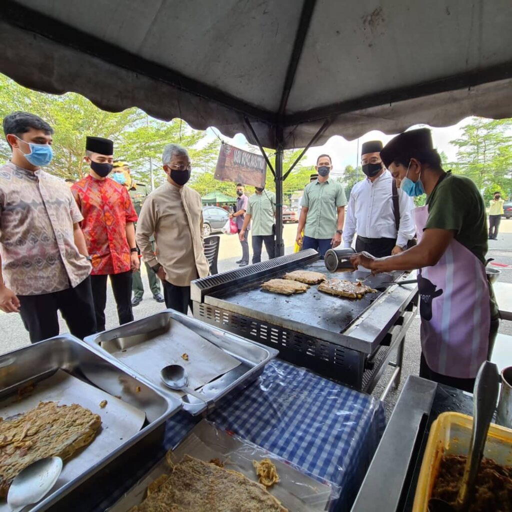 Agong sampaikan sumbangan kepada lebih 150 asnaf Agong sampaikan sumbangan kepada lebih 150 asnaf