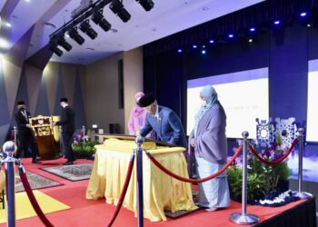 AL-SULTAN Abdullah Ri’ayatuddin Al-Mustafa Billah Shah mencemar duli menandatangani plak bagi merasmikan Hospital Al-Sultan Abdullah sambil diperhatikan Menteri Pengajian Tinggi, Datuk Seri Noraini Ahmad (kiri) dan Naib Canselor UiTM, Prof. Datuk Roziah Mohd. Janor dekat kampus Puncak Alam, di Kuala Selangor, Selangor, hari ini - UTUSAN / ZULFADHLI ZAKI