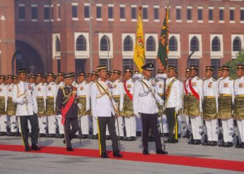AL-SULTAN Abdullah Ri’ayatuddin Al-Mustafa Billah Shah memeriksa perbarisan pada  Istiadat Perbarisan Sambutan Hari Pahlawan 2022, di Dataran Pahlawan Putrajaya hari ini. - UTUSAN/SHIDDIEQIIN ZON