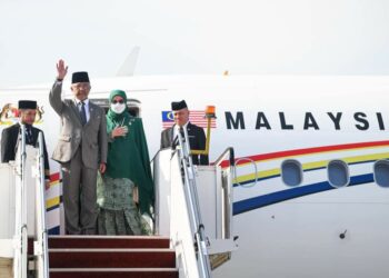 YANG di-Pertuan Agong dan Raja Permaisuri Agong sebelum berlepas ke Turkiye menerusi pesawat khas di Kompleks Bunga Raya, Lapangan Terbang Antarabangsa Kuala Lumpur (KLIA) hari ini.