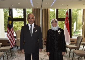 Al-Sultan Abdullah Ri'ayatuddin Al-Mustafa Billah Shah berkenan menerima menghadap  Halimah Yacob di Hotel InterContinental Park Lane, London, United Kingdom hari ini. - FB ISTANA NEGARA