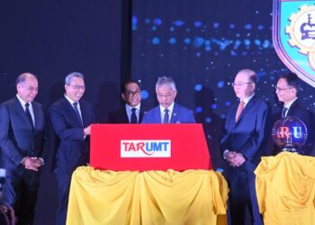 Al-Sultan Abdullah Ri'ayatuddin Al-Mustafa Billah Shah berkenan menyempurnakan pelancaran TAR UMT di Setapak, Kuala Lumpur hari ini. -FB Istana Negara