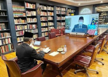 AL-SULTAN Abdullah berkenan menerima menghadap Muhyiddin untuk mesyuarat Pra-Kabinet menerusi sidang video di Istana Abdulaziz, Kuantan, Pahang. - FB ISTANA NEGARA