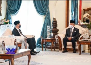 AL-SULTAN Abdullah Ri'ayatuddin Al-Mustafa Billah Shah berkenan menerima menghadap Perdana Menteri di Istana Abdulaziz, Kuantan, Pahang, hari ini. - FB ISTANA NEGARA