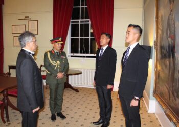 AL-SULTAN Abdullah Ri'ayatuddin Al-Mustafa Billah Shah menyantuni Muhammad Yaasin dan Muhammad Haikal yang sedang menjalani latihan di Royal Military Academy Sandhurst, semalam. - FB ISTANA NEGARA