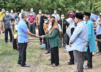 PRIHATIN dengan nasib mangsa banjir yang mengalami kemusnahan harta benda, KDYMM Seri Paduka Baginda Yang di-Pertuan Agong Al-Sultan Abdullah Ri'ayatuddin Al-Mustafa Billah Shah berkenan mengurniakan bantuan bagi membina rumah baharu kepada mereka yang terjejas awal Februari tahun ini. - FB ISTANA NEGARA