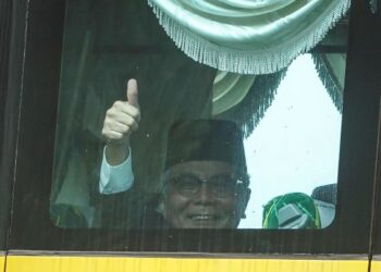 MOHD. Redzuan Md. Yusof melambai ke arah pengamal media ketika sebahagian Ahli-Ahli Parlimen Bersatu dan Bebas dilihat masuki ke Pintu Dua Istana Negara bagi sesi menghadap Yang di-Pertuan Agong. - UTUSAN/FARIZ RUSADIO