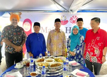 AHMAD Maslan (dua kiri) bersama Pengerusi BN Johor, Datuk Seri Ir. Hasni Mohammad (tengah) ketika menghadiri rumah terbuka Hari Raya Aidilfitri ADUN Pulai Sebatang di Rumah UMNO Pontian.