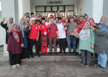 AHMAD Razif Abdul Rahman (barisan depan, tengah) bergambar bersama penyokongnya selepas diumumkan sebagai pemenang Ketua UMNO Bahagian Kuala Nerus di Kuala Nerus, Terengganu, hari ini.