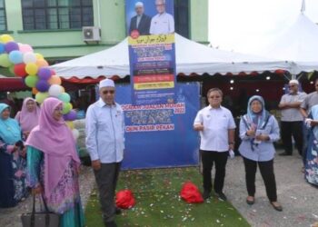 AHMAD Yakob (dua dari kiri) selepas merasmikan Program Jualan Murah Keluarga Malaysia (PJMKM) 2.0 Negeri Kelantan di Kampung Paloh, Tumpat, Kelantan, hari ini. - FOTO/ROHANA ISMAIL