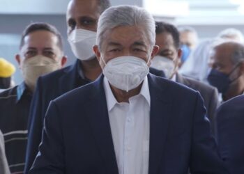 AHMAD Zahid Hamidi ketika hadir untuk prosiding bela diri bagi 47 pertuduhan membabitkan pecah amanah, rasuah dan pengubahan wang haram berkaitan dana Yayasan Akalbudi di Kompleks Mahkamah Kuala Lumpur hari ini. - FOTO/FAUZI BAHARUDIN