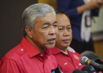 AHMAD Zahid Hamidi bersama Setiausaha Agung UMNO, Datuk Seri Ahmad Maslan pada sidang akhbar selepas majlis Perjumpaan Khas Ketua Bahagian dan Ketua Tiga Sayap dari 191 bahagian bersama Presiden UMNO dan Perdana Menteri di WTCKL, hari ini. - FOTO/AMIR KHALID