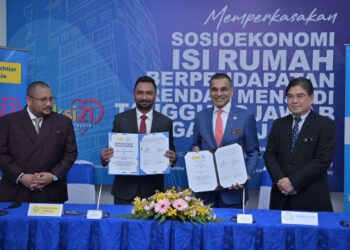 MOHAMED Shamir Abdul Aziz (dua dari kiri) dan Mohammed Azman Aziz Mohammed (dua dari kanan) menunjukkan MoU yang ditandatangani.