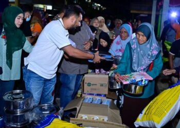 SHAMIR Aziz menyampaikan sumbangan barangan keperluan rumah kepada Sahabat AIM yang terjejas akibat banjir di Baling, semalam.