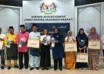 AIMAN Athirah Sabu (tengah) bersama penerima bantuan makanan dalam kalangan komuniti setempat pada Program Memacu Kehidupan: Hari Raya Aidilfitri 2023 di Asrama Akhlak (L) Kempas, Johor Bahru, hari ini.