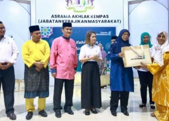 AIMAN Athirah Sabu (lima dari kiri) menyampaikan sumbangan barangan makanan kepada golongan kurang berkemampuan di Asrama Akhlak (L) Kempas, Johor Bahru, semalam.
