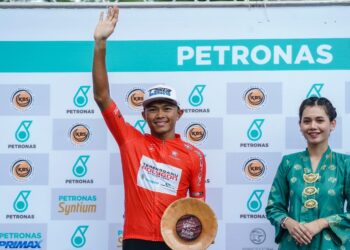 NUR Aiman Zhariff meraikan kejayaan menyambar jersi merah selaku Raja Bukit selepas tamat peringkat kedua LTdL 2022 hari ini. - UTUSAN/FARIZ RUSADIO