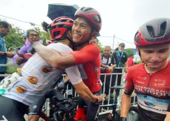 NUR Aiman Zhariff  meraikan kejayaan mempertahankan gelaran Raja Bukit sejurus tamat perlumbaan Le Tour de Langkawi 2022 di Pekan Kuah, Langkawi semalam.  - IHSAN TSG