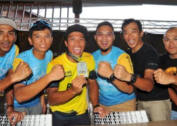 MUHAMMAD Elmi Jumari (tiga dari kiri) bersama rakan sepasukan selepas memenangi jersi kuning bagi kategori individu lelaki L'Etape Malaysia oleh Tour de France  di Desaru Coast, Kota Tinggi semalam. - UTUSAN/RAJA JAAFAR ALI