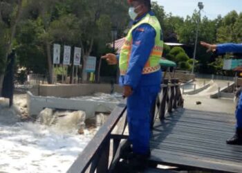 FENOMENA air pasang di sekitar perairan Johor menyebabkan air melimpah sekitar bandar Pontian. -IHSAN APM PONTIAN