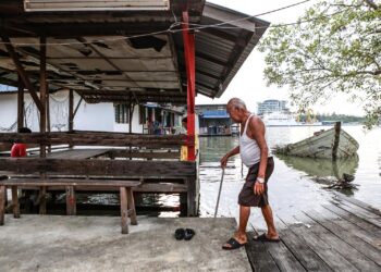 Keadaan air pasang besar menenggelami sebahagian kawasan perumahan di Kampung Nelayan Bagan Hailam di persisiran pantai Negeri Selangor di Pelabuhan Klang, semalam. -UTUSAN/AFIQ RAZALI