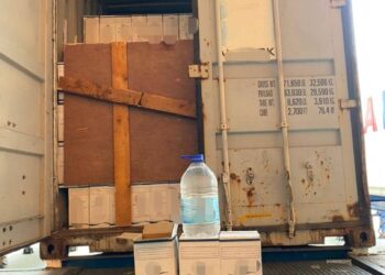 KONTENA berisi 11,000 botol air zam-zam yang dirampas kerana tidak mempunyai permit import sah di sebuah gudang simpanan di Pelabuhan Pasir Gudang, Johor.