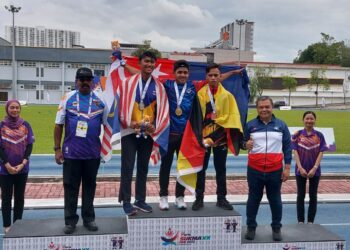 MUHAMMAD AFIQ MOHAMMAD ALI HANAFIAH (tengah), bergambar bersama Muhammad Noorhelmie Mohd Rabi (dua dari kiri) dan Flexcyvius Michael Ketet Bakar (dua dari kanan) sewaktu upacara penyampaian pingat 200m lelaki akhir T12 (masalah penglihatan) pada Para Sukma 2022 di Stadium Mini MSN, Bukit Jalil, Kuala Lumpur, hari ini. - UTUSAN/AIZAWATI AHMAD