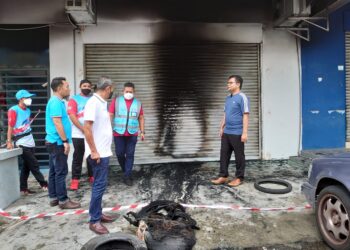 AKMAL Nasrullah Mohd. Nasir (kanan) melihat kebakaran di hadapan Pejabat Khidmat Ahli Parlimen Johor Bahru di Taman Larkin, Johor Bahru.