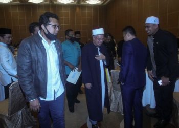 DR. Zulkifli Mohamad Al-Bakri (tengah) beramah mesra dengan sebahagian pendakwah selebriti yang hadir pada Program Tausiyah Bersama Pendakwah Selebriti di Movenpick Hotel, Sepang, Putrajaya, hari ini. - UTUSAN/FAISOL MUSTAFA