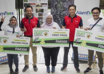 AZAHARI Zainal Abidin (dua dari kanan) bersama pemenang pasukan dari kategori para Bloggers yang berjaya tamatkan aktiviti Pemburuan Kelestarian (Sustainability Hunt) 2022 anjuran Alam Flora di sekitar Taman Tugu, Petaling Jaya, Selangor, hari ini. - FOTO/AMIR KHALID