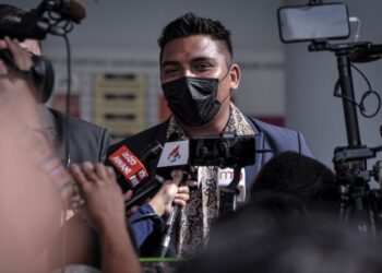 ALI Puteh atau nama sebenarnya Syed Ali Mubarak Syed Mohd Ridzuan keluar dari Mahkamah Tinggi Kuala Lumpur hari ini selepas mendengar keputusan kes saman terhadap Siti Nor Hidayah Mohd. Ali. - UTUSAN/FAIZ ALIF AHMAD ZUBIR