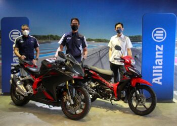 (DARI kiri) Ketua Bahagian Tuntuan Allianz General Insurance Company (Malaysia) Berhad, Damian Willian, Sazali Abdul Rahman dan Ketua Agensi, Ivan Lee bersama motosikal yang ditawarkan sempena Kempen 111 Motosikal di Kuala Lumpur.