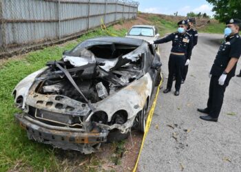 ABDUL MAJID Mohd. Ali (tengah) melihat tiga buah kereta yang dibakar suspek bagi membuat tuntutan insurans di Balai Polis Sungai Udang, Melaka. - UTUSAN/DIYANATUL ATIQAH ZAKARYA