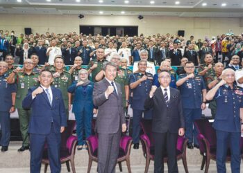 MOHAMAD Hasan (baris depan, dua dari kiri) bersama warga Kementerian Pertahanan selepas Majlis Amanat Menteri Pertahanan 2023, baru-baru ini. – UTUSAN/MOHD. FARIZWAN HASBULLAH