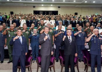 MOHAMAD Hasan diIringi Adlly Zahari bergambar bersama warga kerja Kementerian Pertahanan pada Majlis Amanat Menteri Pertahanan 2023 di Wisma Pertahanan, Kuala Lumpur. - UTUSAN/MOHD FARIZWAN HASBULLAH