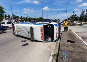 KEADAAN ambulans swasta yang terbalik selepas dilanggar sebuah kereta di di persimpangan lampu isyarat Jalan Lunas-Taman Seluang, Kulim, Kedah, hari ini. - UTUSAN/AZAHAR HASHIM
