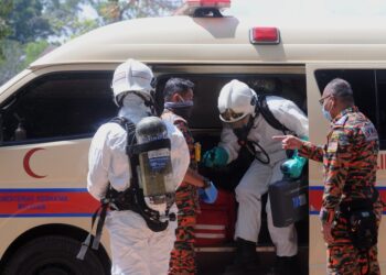 PASUKAN Hazmat melalukan pemeriksaan terhadap sebuah ambulans d yang dinaiki empat mangsa dalam kejadian dipercayai kebocoran gas dalam ambulans di Hospital Port Dickson, hari ini. - UTUSAN/MOHD. SHAHJEHAN MAAMIN.