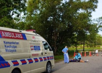 Pasukan paramedik dari Hospital Queen Elizabeth, Kota Kinabalu mengesahkan mangsa meninggal dunia di lokasi kejadian.-IHSAN PDRM