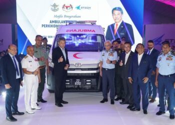 MOHAMAD Hasan menyempurnakan  Simbolik Penyerahan 50 Buah Ambulans Domestik Perkhidmatan Kesihatan ATM di Padang Kawad Kem Kementah, Kuala Lumpur. - UTUSAN/AMIR KHALID