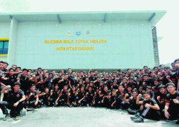 SEBAHAGIAN peserta Akademi Bola Sepak Negara Mokhtar Dahari bergambar di hadapan bangunan utama selepas majlis perasmian akademi itu oleh Menteri Belia dan Sukan Khairy Jamaluddin di Gambang pada 2018.