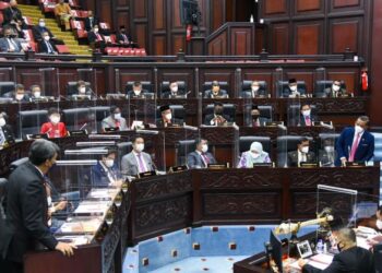 AMINUDDIN Harun ketika menjawab soalan Mohamad pada persidangan Dewan Undangan Negeri (DUN) Negeri Sembilan hari ini.