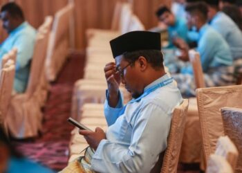 PERWAKILAN AMK Malaysia terpaksa membuat undian semula Ahli Majlis Pimpinan AMK Malaysia berikutan kegagalan sistem yang terdapat pada Kongres Nasional AMK Malaysia 2021 & 2022 di IDCC Shah Alam, Selangor. - FOTO/AFIQ RAZALI