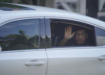KENDERAAN membawa Menteri Belia dan Sukan, Datuk Seri Ahmad Faizal Azumu meninggalkan Pintu 2, Istana Negara. -UTUSAN/AMIR KHALID