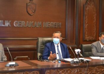 AMINUDDIN Harun (tengah) dalam sidang akhbar selepas mempengerusikan Mesyuarat Mingguan Exco di Wisma Negeri, Seremban, hari ini. - FOTO/ZAKKINA WATI AHMAD TARMIZI