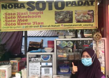 ANAK Norrah, Nur Raudhatul Afrina Zulkifeli banyak membantu ibunya dalam perniagaan soto dan pelbagai makanan lain. 