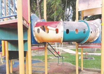 KEADAAN taman permainan yang rosak dan membahayakan pengguna di Taman Awam Tasik Gua Musang, Kelantan. – MINGGUAN/AIMUNI TUAN LAH