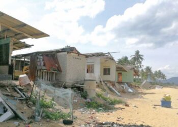 KEADAAN beberapa buah rumah yang menunggu masa untuk roboh di Kampung  Cacar Lama, Paka, Dungun, Terengganu. – UTUSAN/NIK NUR IZZATUL HAZWANI NIK ADNAN